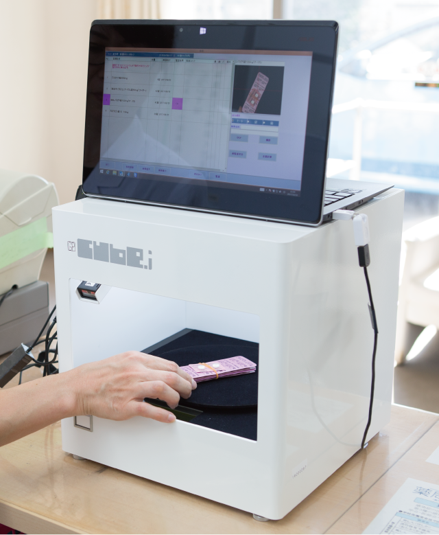 通使い方は、医薬品を台座に載せるだけで、規格違い、先発品／後発品、数量などを、スピーディーに監査。コンパクトなシステムなので、カウンターに置いて使用することができます。ピッキングの流れで作業ができ、業務負荷はほとんどありません。