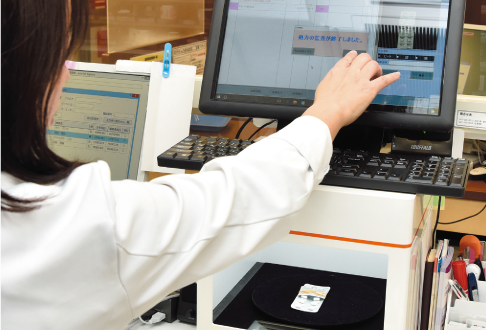 Cube.iは30cm×30cm×30cm の立方体（キューブ）。狭小スペースでも置けるコンパクトサイズ。PTPや包装のまま薬剤の向きや表裏を気にする必要がなく、きっちりと揃えなくても監査台に載せるだけで、薬剤監査、数量チェックが可能。