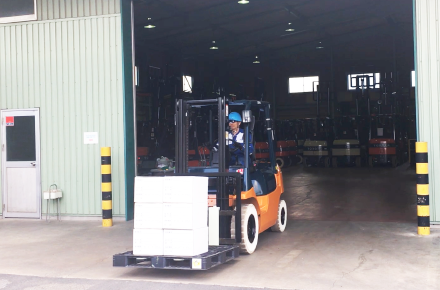 倉庫で安全運転するフォークリフト